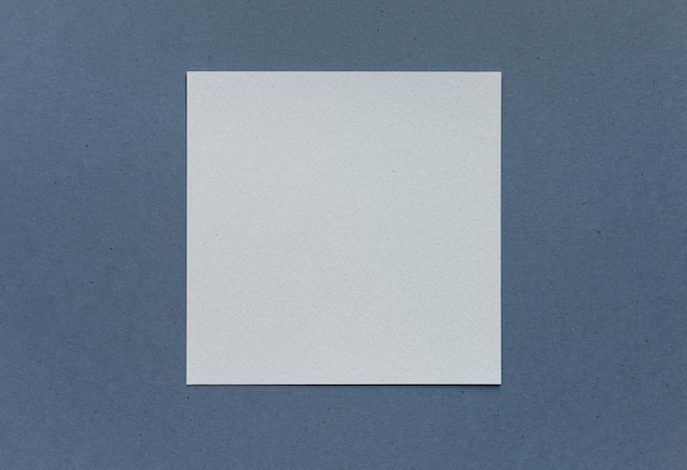 Photo empty square eco paper sheets on brown background