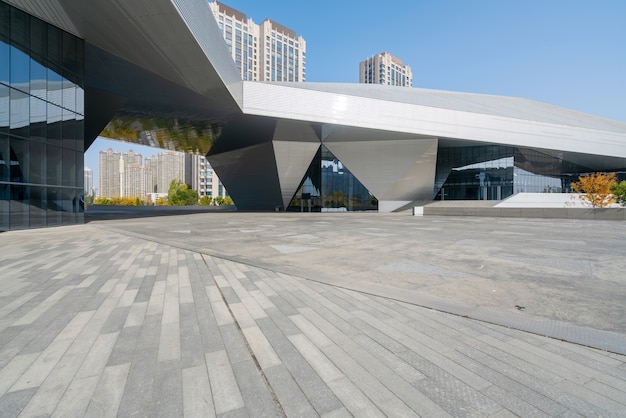 빈 광장 바닥과 중국 산시 성 타이 위안의 현대 건축