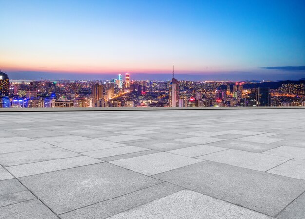 空の正方形の地面と都市の建物の背景