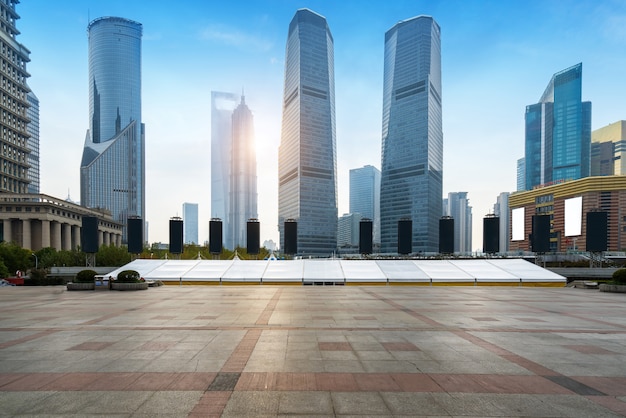 Пустой квадрат и небоскреб в финансовом центре Шанхая, Китай