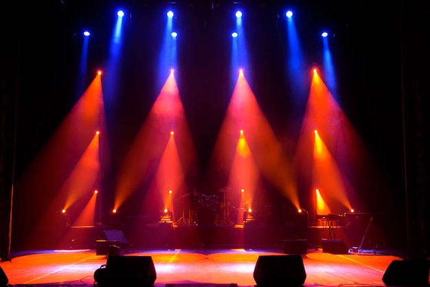 空のステージ色とりどりのライト、コンサートでのライトショー。