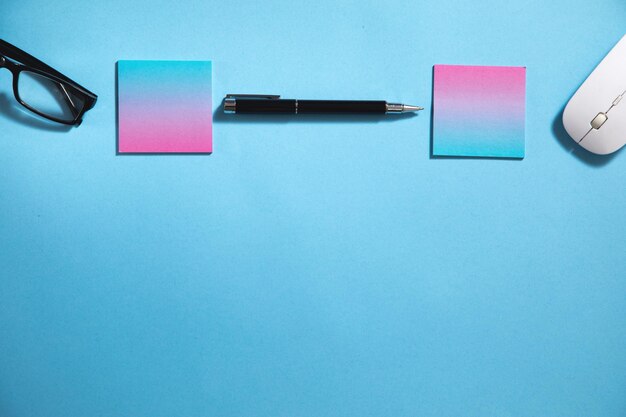 Empty sticky note with a pen on the blue background