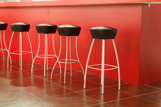 Photo empty stools in row at restaurant