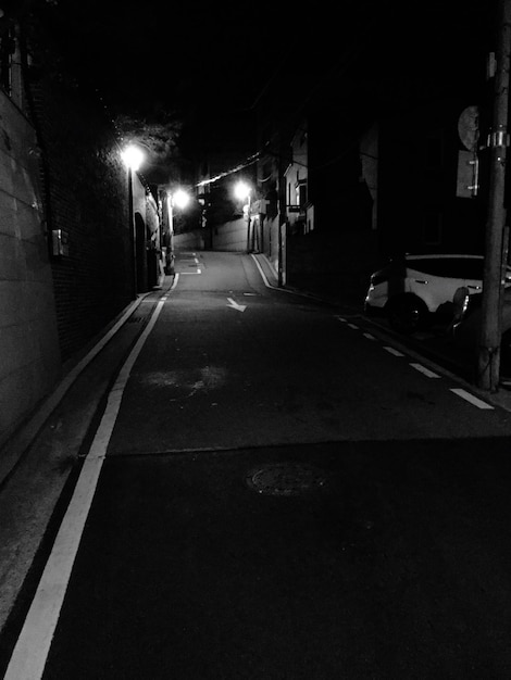 Photo empty street in city at night