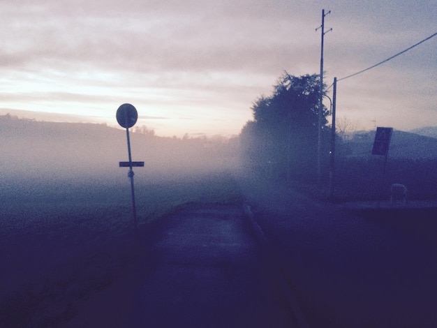 Foto strada vuota in tempo di nebbia