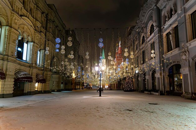 Photo empty street without people unusual christmas decorations street is decorated for the new year and