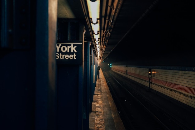 Photo empty subway station platform