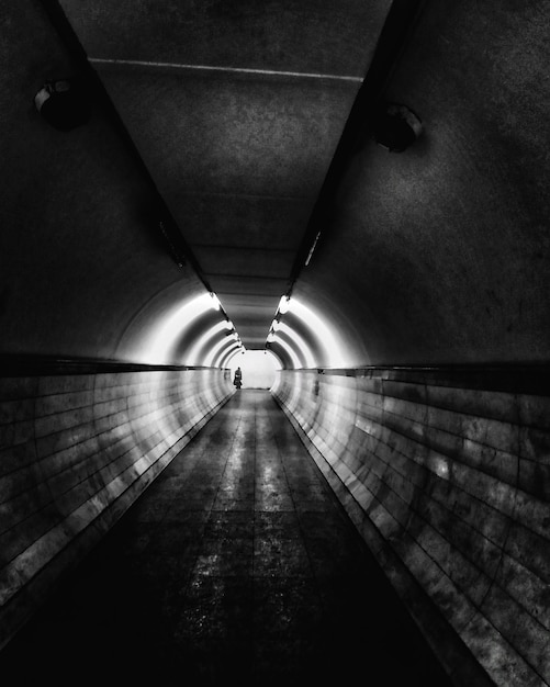 Foto tunnel vuoto della metropolitana