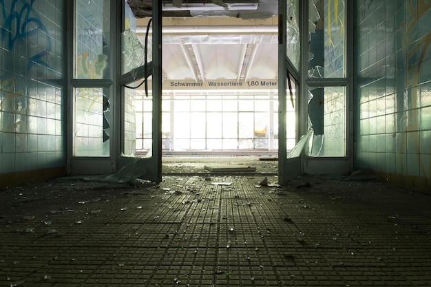 Photo empty subway with tiled floor and walls