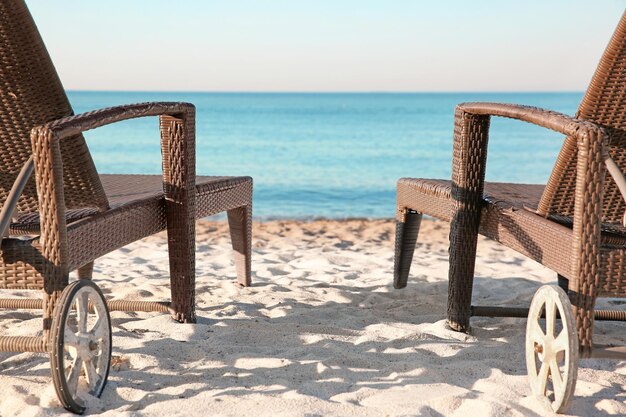 Lettini vuoti sulla spiaggia vicino al mare