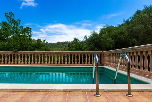 Photo empty swimming pool against blue sky