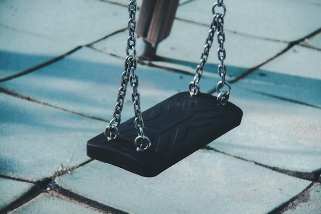 Photo empty swing hanging at playground