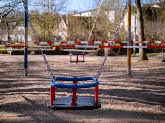 写真 公園の空のスイング