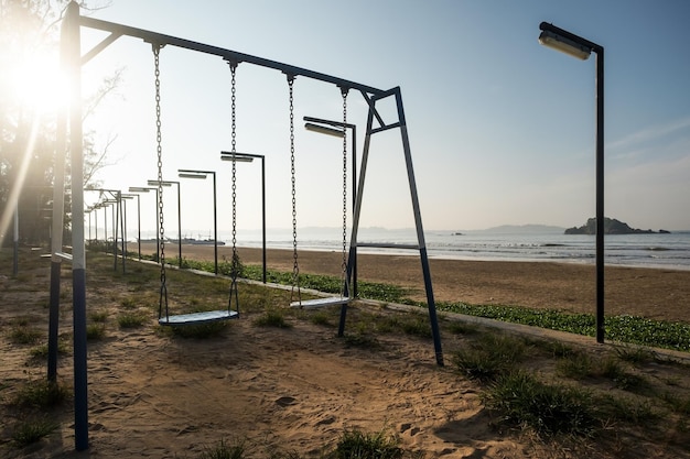 Photo empty swing at the playground on the beach of weligama