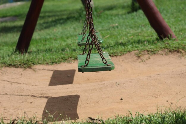 写真 遊び場にぶら下がっている空のスイング