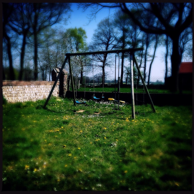 Photo empty swings in park