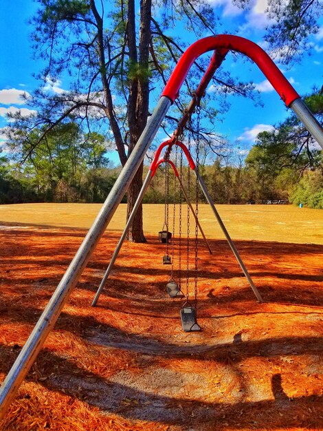 Photo empty swings at playground