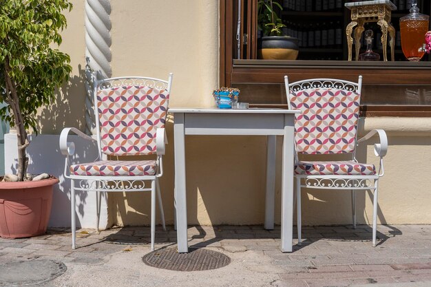 레스토랑 그리스 해변 카페의 빈 테이블과 의자 야외 바다 근처 여행 및 휴가 개념