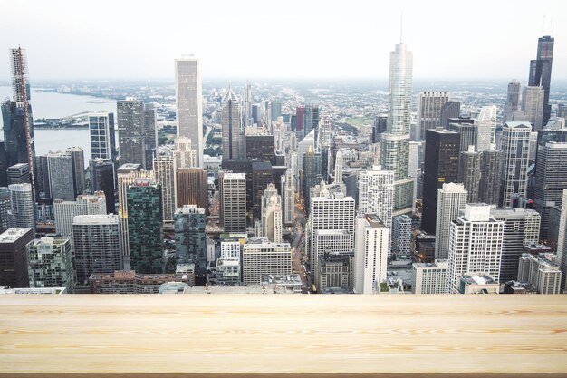 배경 템플릿에서 낮에 시카고 도시 전망을 감상할 수 있는 나무 다이로 만든 빈 테이블 상단