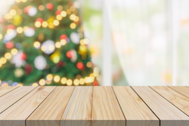 Piano del tavolo vuoto con albero di natale sfocato con sfondo chiaro bokeh