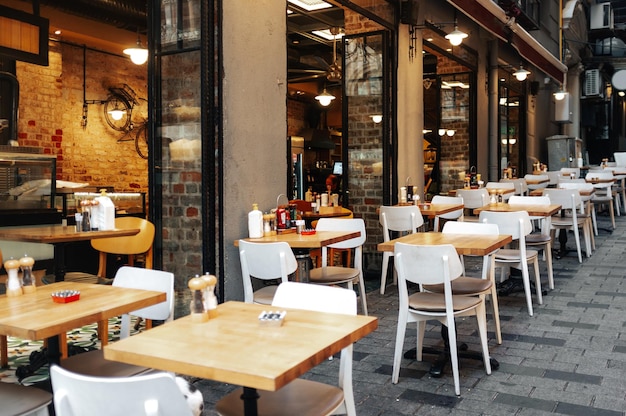 Photo empty tables of street cafe in the morning in istanbul