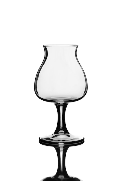 Пустой дегустационный пивной бокал со стеблем и отражением, изолированным на белом
