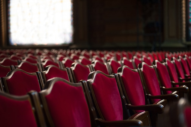 Пустой театральный зал. Красные кресла