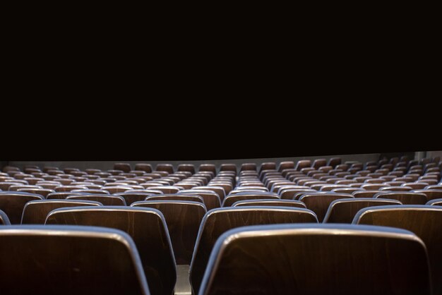 Foto sedili vuoti in teatro con sfondo scuro