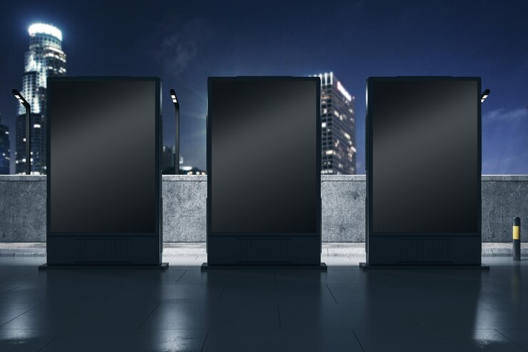 Photo empty three black outdoor billboard screens on night city background advertisement and commercial concept mock up 3d rendering