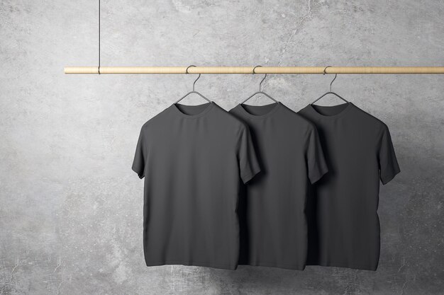 Пустые три черные футболки