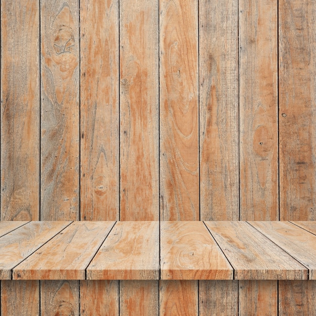 Scaffali o tavola di legno vuoti superiori sul fondo della parete.