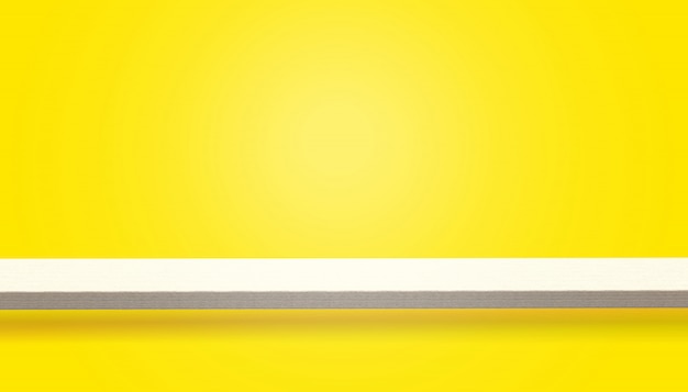 Parte superiore vuota della tabella o del contatore di legno isolata su colore giallo