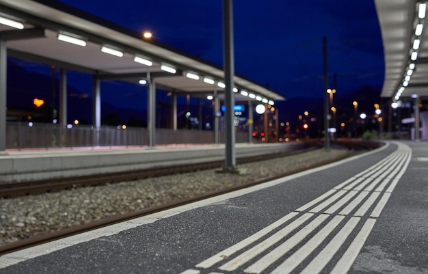 Photo empty train station at night. pedestrian walkway