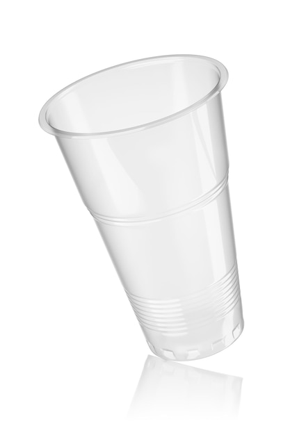 Photo empty transparent disposable beer cup isolated on white 3d rendering