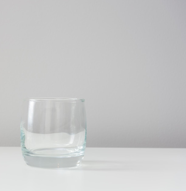 Photo an empty transparent glass on the table