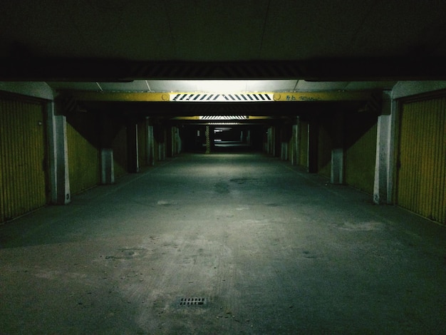 Фото Пустая подземная парковка