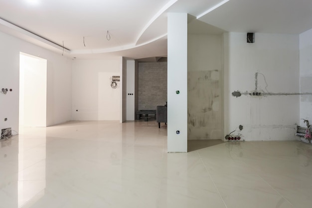 Пустая немеблированная комната с минимальным подготовительным интерьером ремонтов с белыми стенами