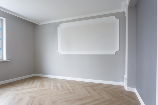 Premium Photo | Empty Unfurnished Room With Minimal Preparatory Repairs  With Crown Molding Interior Of White And Gray Walls