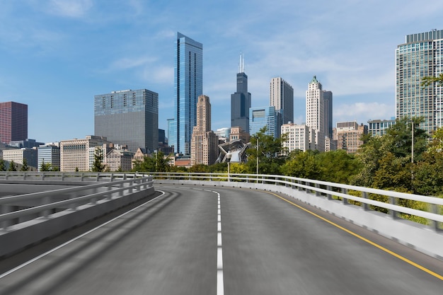 Esterno della strada asfaltata urbana vuota con lo sfondo degli edifici della città nuova costruzione in cemento dell'autostrada moderna concetto di strada per il successo consegna rapida dell'industria logistica dei trasporti chicago usa