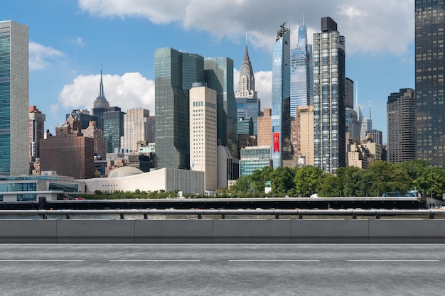 Photo empty urban asphalt road exterior with city buildings background new modern highway concrete construction concept of way to success transportation logistic industry fast delivery new york usa