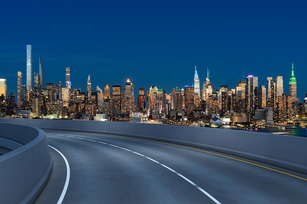 Esterno della strada asfaltata urbana vuota con lo sfondo degli edifici della città nuova costruzione in cemento dell'autostrada moderna concetto di strada per il successo industria logistica dei trasporti consegna rapida new york usa