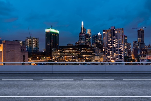 Photo empty urban asphalt road exterior with city buildings background new modern highway concrete construction concept way to success transportation logistic industry fast delivery philadelphia usa