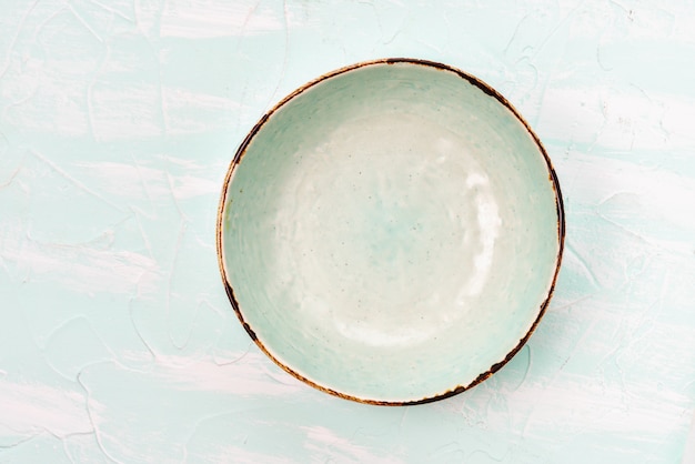 Photo empty vintage bowl on the table