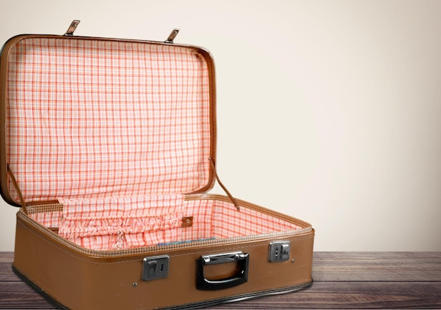 Photo empty vintage suitcase on wooden background