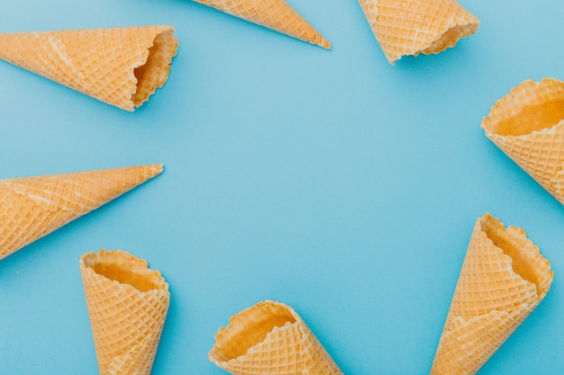 Photo empty waffle cones on blue background