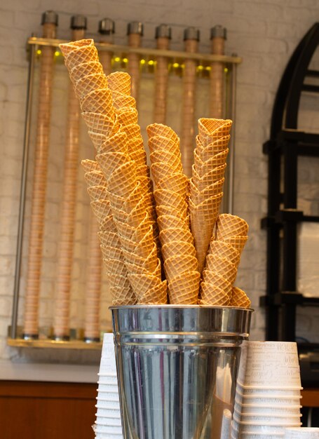 Photo empty waffle ice cream cones in the view