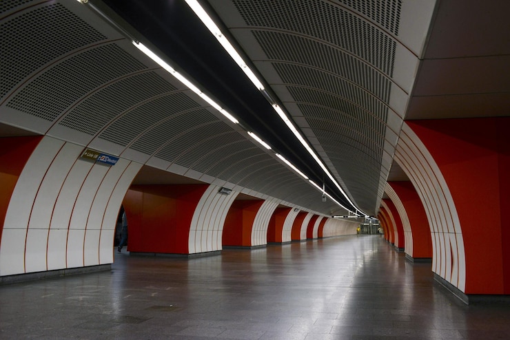 Photo empty walkway at illuminated subway station