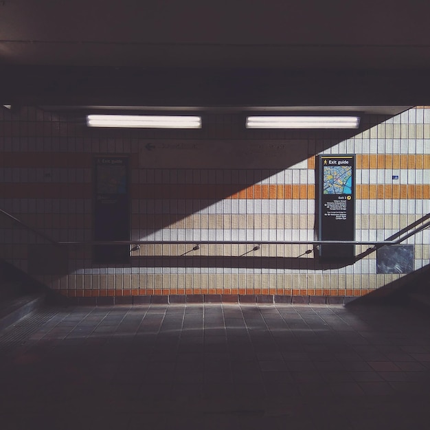 Photo empty walkway subway station