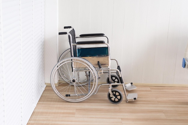 Photo empty wheel chair for patient in room at hospital