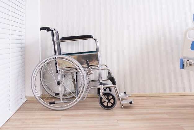 Photo empty wheel chair for patient in room at hospital